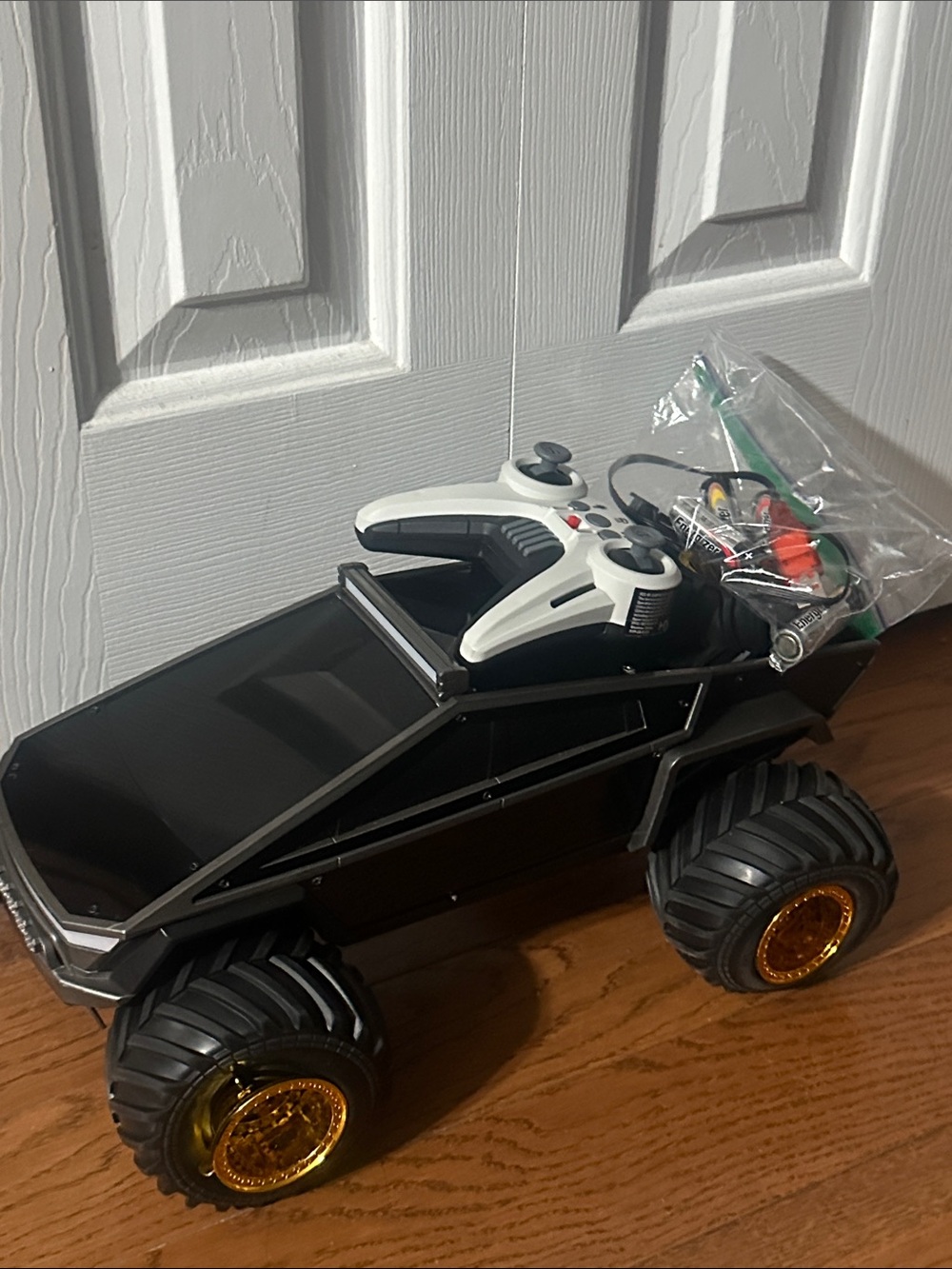 Cybertruck with remote - Picture 1 of 1